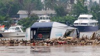 Pemerintah Kabupaten Tangerang telah menerima Kapal Neon Moon II, berjenis interceptor yang merupakan bantuan The Ocean Cleanup dan Coldplay.   