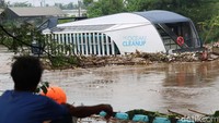 Seorang warga tampak melihat kapal tersebut.