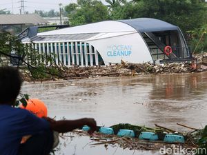 Kapal Sumbangan Coldplay Akan Bersihkan Sampah di Cisadane