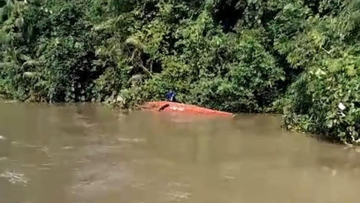 Kapal yang membawa 19 orang penumpang di Kabupaten Mahakam Ulu, Kalimantan Timur (Kaltim) mengalami kecelakaan hingga tenggelam.