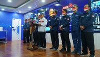 Diketahui, pemerintah sedang membahas peraturan yang salah satu isinya merelaksasi pajak dari barang-barang kiriman PMI ke Tanah Air. Namun penyusunan peraturan itu dinilai Benny lamban, sehingga mengorbankan kepentingan PMI yang dianggapnya sudah banyak berjasa bagi bangsa. Terlebih, penahanan barang-barang PMI dinilainya kerap terjadi.  