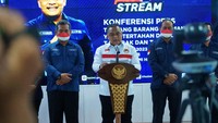 Kepala Badan Pelindungan Pekerja Migran Indonesia (BP2MI) Benny Rhamdani memberikan keterangan pers meminta agar barang-barang milik PMI yang tertahan di beberapa pelabuhan dengan dalih melanggar ketentuan, bisa segera dilepas, Kamis (30/11/2023).