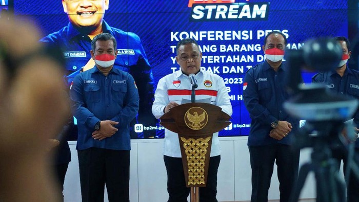 Kepala Badan Pelindungan Pekerja Migran Indonesia (BP2MI) Benny Rhamdani memberikan keterangan pers terkait ditahannya barang-barang milik PMI oleh bea cukai.
