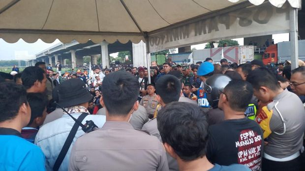 Kapolda Meetro Jaya Irjen Karyoto menemui massa buruh di kawasan industri MM2100 Bekasi.