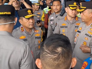 Kapolda Metro Jaya Temui Massa Buruh di Bekasi