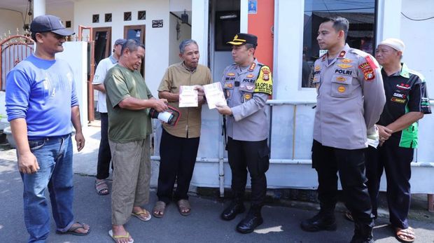 Kapolres Metro Jakarta Selatan Kombes Ade Ary Syam Indardi menyambangi Pos Satkamling di wilayah Mampang, Jakarta Selatan.