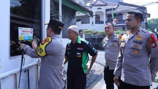 Kapolres Metro Jakarta Selatan Kombes Ade Ary Syam Indardi menyambangi Pos Satkamling di wilayah Mampang, Jakarta Selatan.