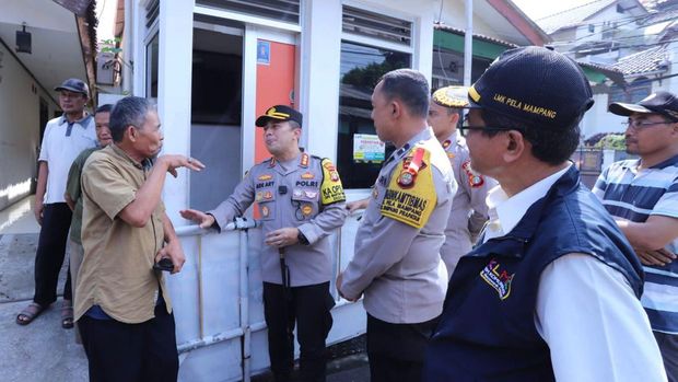 Kapolres Metro Jakarta Selatan Kombes Ade Ary Syam Indardi menyambangi Pos Satkamling di wilayah Mampang, Jakarta Selatan.