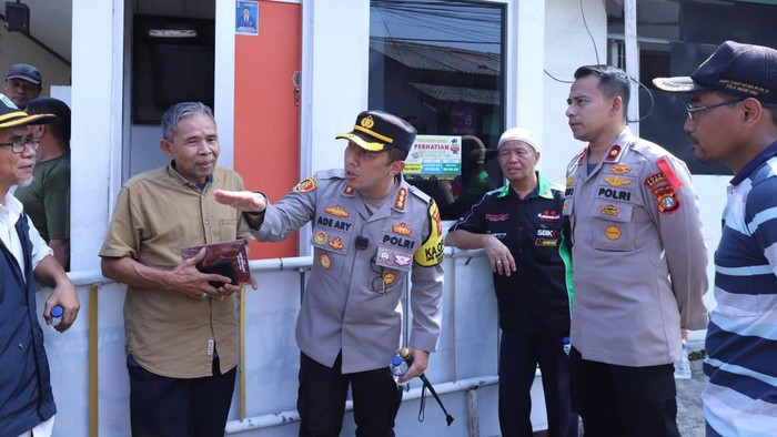 Kapolres Metro Jakarta Selatan Kombes Ade Ary Syam Indardi menyambangi Pos Satkamling di wilayah Mampang, Jakarta Selatan.
