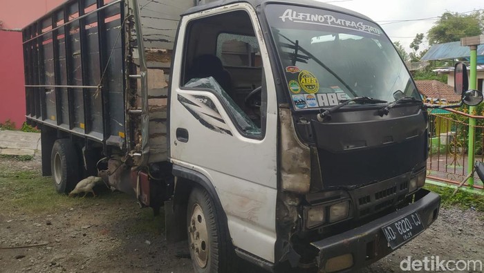 Truk AD 8220 CJ diduga menabrak pengendara sepeda motor di depan RSJ Soerojo Magelang terus kabur,  Kamis (30/11/2023).