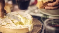 Di Perancis ada sebuah keju yang diberi nama Camembert de Normandie. Terbuat dari susu sapi, kejunya memiliki perpaduan aroma jamur, bawang putih, gudang, dan pakaian basah. Foto: Treehugger