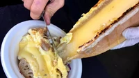 Keju Raclette dengan rasa yang manis dan gurih ini banyak disajikan di berbagai restoran. Tetapi ketika baru dikeluarkan dari peramannya keju ini memiliki aroma mirip kaki yang lembab. Foto: Treehugger
