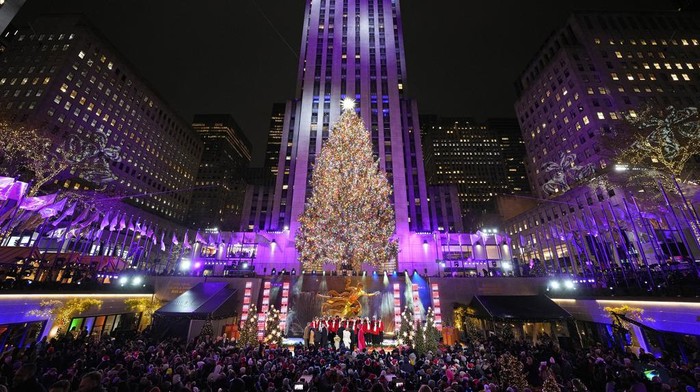 Kelap-kelip Pohon Natal Ikonik di Rockefeller Center The Rockefeller Center Christmas tree is lit on Wednesday, Nov. 29, 2023, in New York. (Photo by Charles Sykes/Invision/AP)