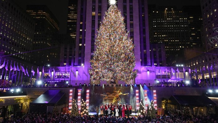 Kelap-kelip Pohon Natal Ikonik di Rockefeller Center The Christmas tree at Rockefeller Center is lit in New York, Wednesday, Nov. 29, 2023. (AP Photo/Seth Wenig)