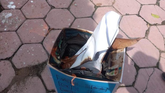 Kembang kantil yang ditemukan di Desa Bedoro dibacakan ayat kursi dan dibakar oleh perangkat desa.