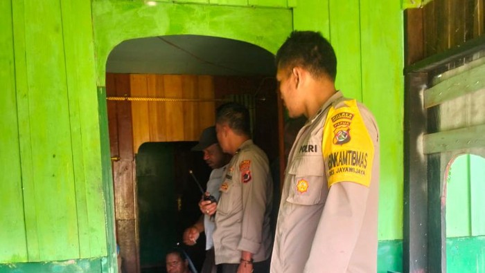 Kepala Kampung Wanamela bernama Tinus Murib (55) di Kabupaten Jayawijaya, Papua Pegunungan dianiaya pria berinisial MT (33).