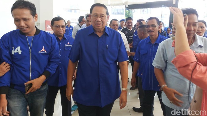 Ketua Majelis Tinggi Partai Demokrat SBY saat turun gunung di Cirebon.