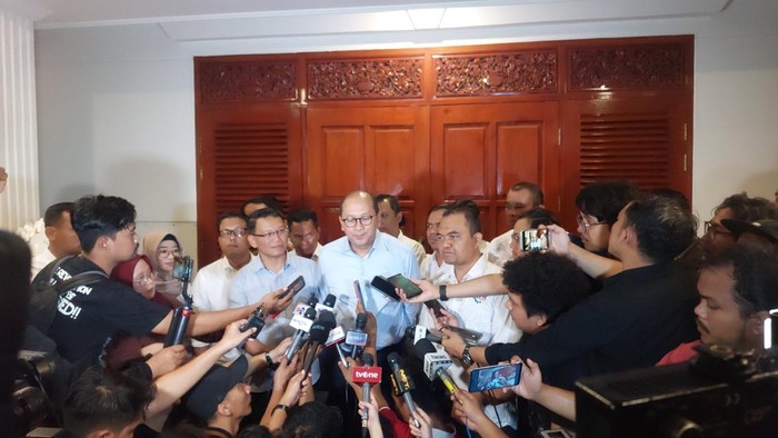 Ketua Tim Kampanye Nasional (TKN) Prabowo-Gibran, Rosan Roeslani di Rumah Prabowo Subianto, Jalan Kertanegara IV, Jakarta