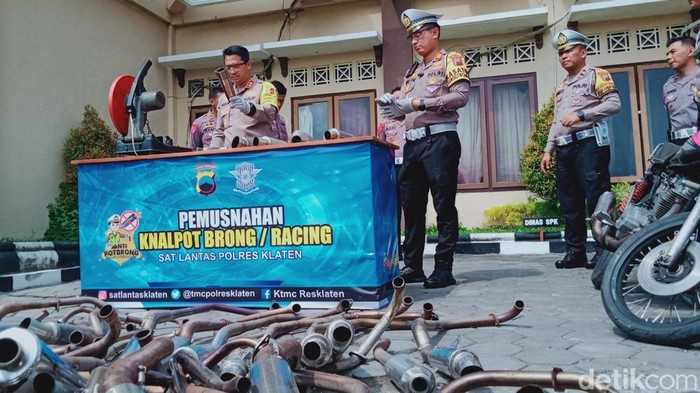 Kapolres Klaten AKBP Warsono memusnahkan knalpot brong dengan digergaji.