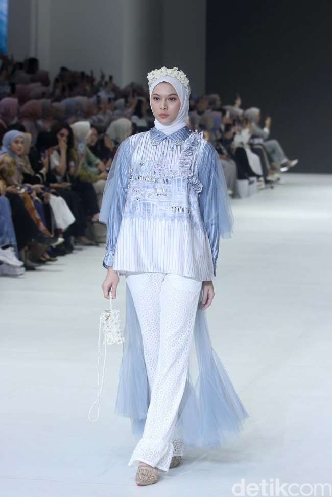 Fashion show koleksi brand busana muslim Vanilla Hijab di Pondok Indah Mal 3, Jakarta Selatan, Jumat [27/10/2023]. Keindahan laut Indonesia dihadirkan dalam motif di koleksi terbaru Vanilla Hijab. Motif tersebut berupa gambar terumbu karang hingga pesisir pantai. Foto: Mohammad Abduh/detikcom.