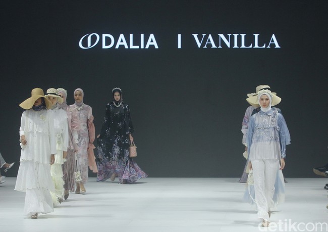 Fashion show koleksi brand busana muslim Vanilla Hijab di Pondok Indah Mal 3, Jakarta Selatan, Jumat [27/10/2023]. Keindahan laut Indonesia dihadirkan dalam motif di koleksi terbaru Vanilla Hijab. Motif tersebut berupa gambar terumbu karang hingga pesisir pantai.  Foto: Mohammad Abduh/detikcom.