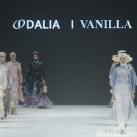 Fashion show koleksi brand busana muslim Vanilla Hijab di Pondok Indah Mal 3, Jakarta Selatan, Jumat [27/10/2023]. Keindahan laut Indonesia dihadirkan dalam motif di koleksi terbaru Vanilla Hijab. Motif tersebut berupa gambar terumbu karang hingga pesisir pantai.  Foto: Mohammad Abduh/detikcom.