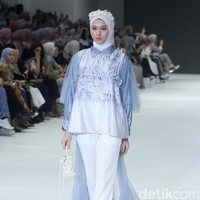 Fashion show koleksi brand busana muslim Vanilla Hijab di Pondok Indah Mal 3, Jakarta Selatan, Jumat [27/10/2023]. Keindahan laut Indonesia dihadirkan dalam motif di koleksi terbaru Vanilla Hijab. Motif tersebut berupa gambar terumbu karang hingga pesisir pantai. Foto: Mohammad Abduh/detikcom.