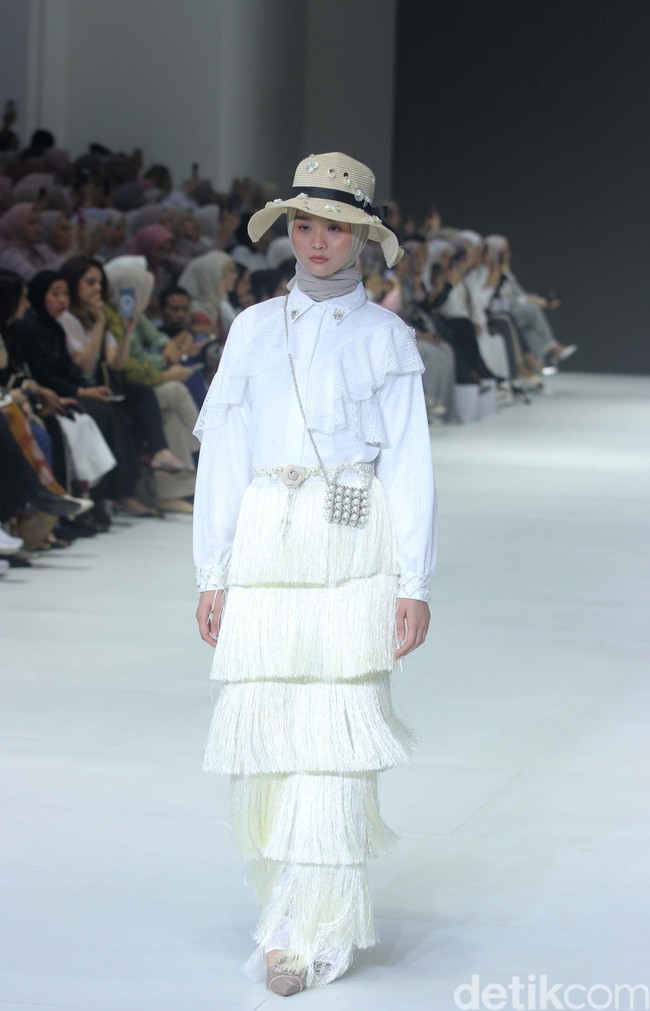 Fashion show koleksi brand busana muslim Vanilla Hijab di Pondok Indah Mal 3, Jakarta Selatan, Jumat [27/10/2023]. Keindahan laut Indonesia dihadirkan dalam motif di koleksi terbaru Vanilla Hijab. Motif tersebut berupa gambar terumbu karang hingga pesisir pantai.  Foto: Mohammad Abduh/detikcom.