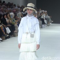 Fashion show koleksi brand busana muslim Vanilla Hijab di Pondok Indah Mal 3, Jakarta Selatan, Jumat [27/10/2023]. Keindahan laut Indonesia dihadirkan dalam motif di koleksi terbaru Vanilla Hijab. Motif tersebut berupa gambar terumbu karang hingga pesisir pantai.  Foto: Mohammad Abduh/detikcom.