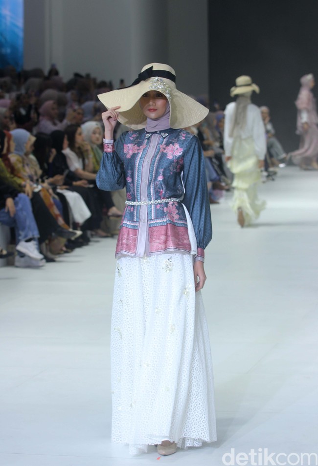 Fashion show koleksi brand busana muslim Vanilla Hijab di Pondok Indah Mal 3, Jakarta Selatan, Jumat [27/10/2023]. Keindahan laut Indonesia dihadirkan dalam motif di koleksi terbaru Vanilla Hijab. Motif tersebut berupa gambar terumbu karang hingga pesisir pantai. Foto: Mohammad Abduh/detikcom.