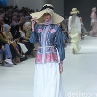Fashion show koleksi brand busana muslim Vanilla Hijab di Pondok Indah Mal 3, Jakarta Selatan, Jumat [27/10/2023]. Keindahan laut Indonesia dihadirkan dalam motif di koleksi terbaru Vanilla Hijab. Motif tersebut berupa gambar terumbu karang hingga pesisir pantai. Foto: Mohammad Abduh/detikcom.