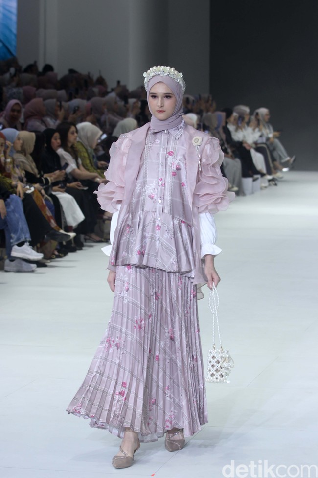 Fashion show koleksi brand busana muslim Vanilla Hijab di Pondok Indah Mal 3, Jakarta Selatan, Jumat [27/10/2023]. Keindahan laut Indonesia dihadirkan dalam motif di koleksi terbaru Vanilla Hijab. Motif tersebut berupa gambar terumbu karang hingga pesisir pantai. Foto: Mohammad Abduh/detikcom.