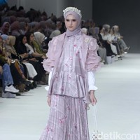 Fashion show koleksi brand busana muslim Vanilla Hijab di Pondok Indah Mal 3, Jakarta Selatan, Jumat [27/10/2023]. Keindahan laut Indonesia dihadirkan dalam motif di koleksi terbaru Vanilla Hijab. Motif tersebut berupa gambar terumbu karang hingga pesisir pantai. Foto: Mohammad Abduh/detikcom.