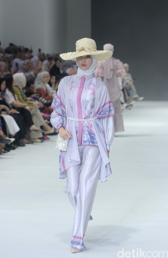 Fashion show koleksi brand busana muslim Vanilla Hijab di Pondok Indah Mal 3, Jakarta Selatan, Jumat [27/10/2023]. Keindahan laut Indonesia dihadirkan dalam motif di koleksi terbaru Vanilla Hijab. Motif tersebut berupa gambar terumbu karang hingga pesisir pantai. Foto: Mohammad Abduh/detikcom.
