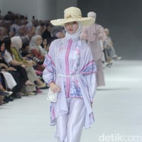 Fashion show koleksi brand busana muslim Vanilla Hijab di Pondok Indah Mal 3, Jakarta Selatan, Jumat [27/10/2023]. Keindahan laut Indonesia dihadirkan dalam motif di koleksi terbaru Vanilla Hijab. Motif tersebut berupa gambar terumbu karang hingga pesisir pantai. Foto: Mohammad Abduh/detikcom.