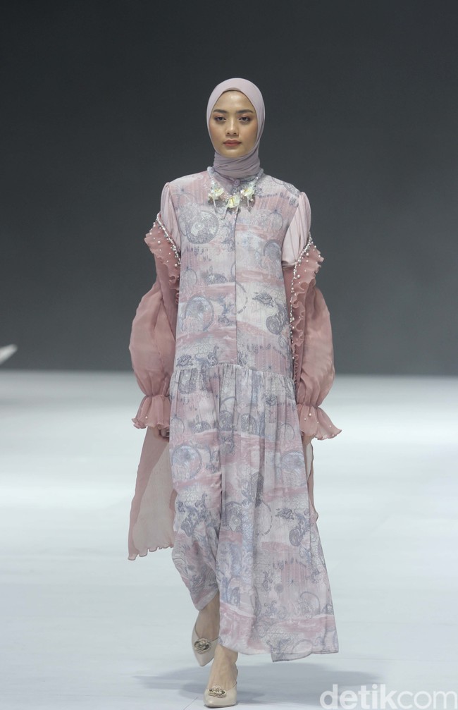 Fashion show koleksi brand busana muslim Vanilla Hijab di Pondok Indah Mal 3, Jakarta Selatan, Jumat [27/10/2023]. Keindahan laut Indonesia dihadirkan dalam motif di koleksi terbaru Vanilla Hijab. Motif tersebut berupa gambar terumbu karang hingga pesisir pantai. Foto: Mohammad Abduh/detikcom.