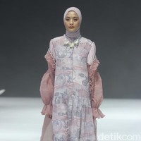 Fashion show koleksi brand busana muslim Vanilla Hijab di Pondok Indah Mal 3, Jakarta Selatan, Jumat [27/10/2023]. Keindahan laut Indonesia dihadirkan dalam motif di koleksi terbaru Vanilla Hijab. Motif tersebut berupa gambar terumbu karang hingga pesisir pantai. Foto: Mohammad Abduh/detikcom.