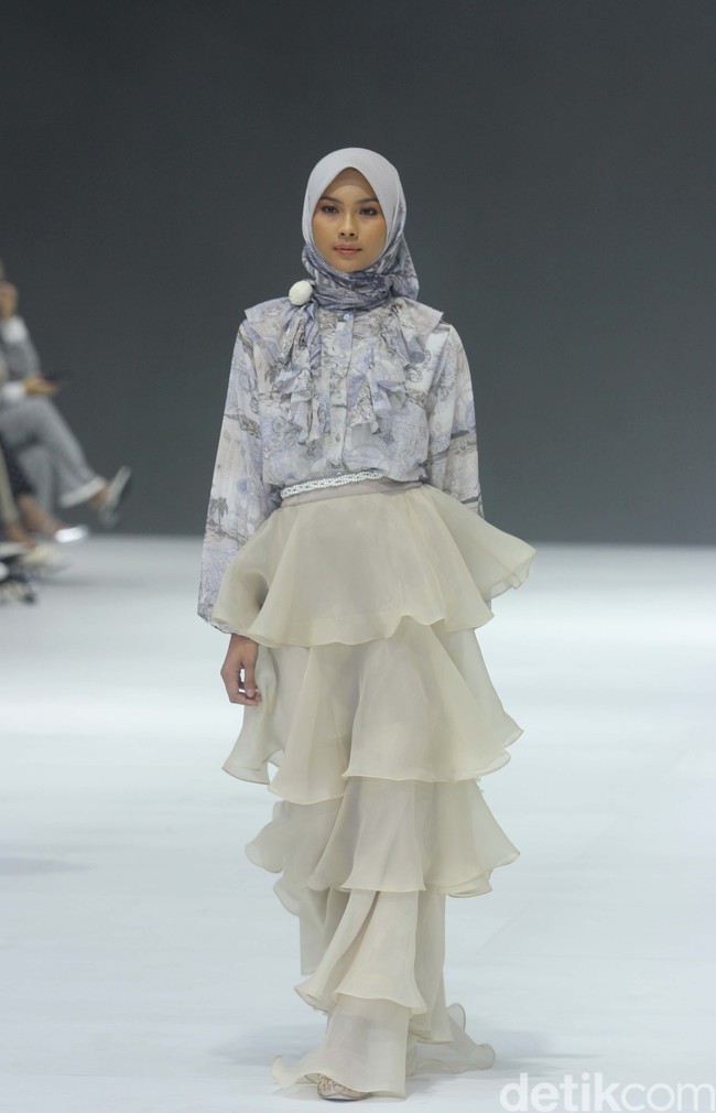 Fashion show koleksi brand busana muslim Vanilla Hijab di Pondok Indah Mal 3, Jakarta Selatan, Jumat [27/10/2023]. Keindahan laut Indonesia dihadirkan dalam motif di koleksi terbaru Vanilla Hijab. Motif tersebut berupa gambar terumbu karang hingga pesisir pantai.  Foto: Mohammad Abduh/detikcom.