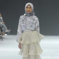 Fashion show koleksi brand busana muslim Vanilla Hijab di Pondok Indah Mal 3, Jakarta Selatan, Jumat [27/10/2023]. Keindahan laut Indonesia dihadirkan dalam motif di koleksi terbaru Vanilla Hijab. Motif tersebut berupa gambar terumbu karang hingga pesisir pantai.  Foto: Mohammad Abduh/detikcom.