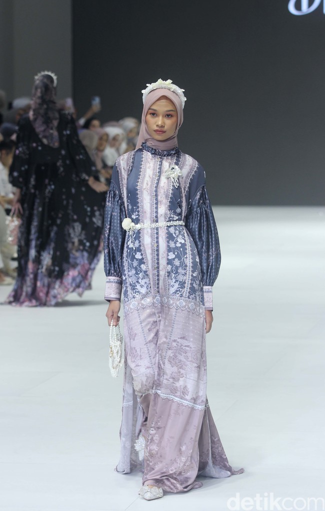 Fashion show koleksi brand busana muslim Vanilla Hijab di Pondok Indah Mal 3, Jakarta Selatan, Jumat [27/10/2023]. Keindahan laut Indonesia dihadirkan dalam motif di koleksi terbaru Vanilla Hijab. Motif tersebut berupa gambar terumbu karang hingga pesisir pantai.  Foto: Mohammad Abduh/detikcom.