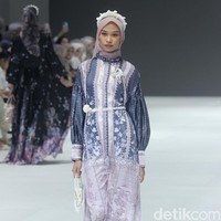 Fashion show koleksi brand busana muslim Vanilla Hijab di Pondok Indah Mal 3, Jakarta Selatan, Jumat [27/10/2023]. Keindahan laut Indonesia dihadirkan dalam motif di koleksi terbaru Vanilla Hijab. Motif tersebut berupa gambar terumbu karang hingga pesisir pantai.  Foto: Mohammad Abduh/detikcom.
