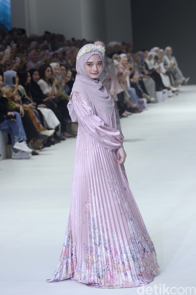 Fashion show koleksi brand busana muslim Vanilla Hijab di Pondok Indah Mal 3, Jakarta Selatan, Jumat [27/10/2023]. Keindahan laut Indonesia dihadirkan dalam motif di koleksi terbaru Vanilla Hijab. Motif tersebut berupa gambar terumbu karang hingga pesisir pantai.  Foto: Mohammad Abduh/detikcom.