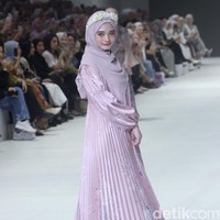 Fashion show koleksi brand busana muslim Vanilla Hijab di Pondok Indah Mal 3, Jakarta Selatan, Jumat [27/10/2023]. Keindahan laut Indonesia dihadirkan dalam motif di koleksi terbaru Vanilla Hijab. Motif tersebut berupa gambar terumbu karang hingga pesisir pantai.  Foto: Mohammad Abduh/detikcom.