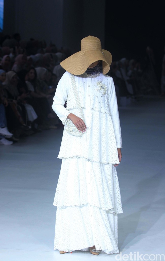 Fashion show koleksi brand busana muslim Vanilla Hijab di Pondok Indah Mal 3, Jakarta Selatan, Jumat [27/10/2023]. Keindahan laut Indonesia dihadirkan dalam motif di koleksi terbaru Vanilla Hijab. Motif tersebut berupa gambar terumbu karang hingga pesisir pantai.  Foto: Mohammad Abduh/detikcom.