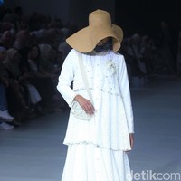 Fashion show koleksi brand busana muslim Vanilla Hijab di Pondok Indah Mal 3, Jakarta Selatan, Jumat [27/10/2023]. Keindahan laut Indonesia dihadirkan dalam motif di koleksi terbaru Vanilla Hijab. Motif tersebut berupa gambar terumbu karang hingga pesisir pantai.  Foto: Mohammad Abduh/detikcom.