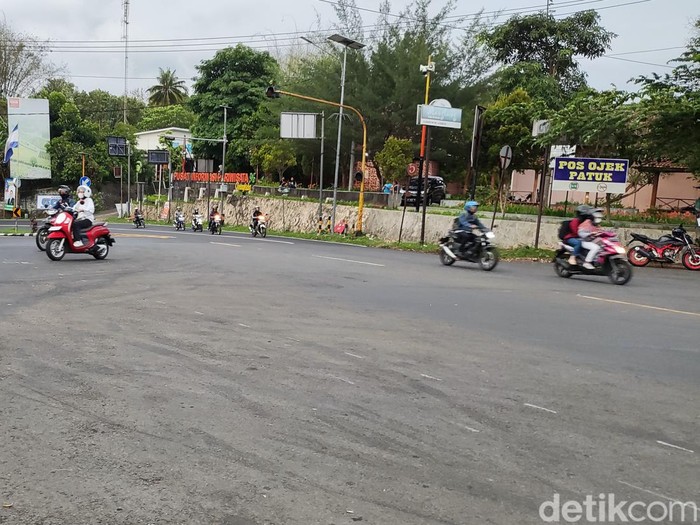 Kondisi lalin di perempatan Patuk, Jalan Jogja-Wonosari, Patuk, Gunungkidul, Kamis (30/11/2023) pukul 17.37 WIB.