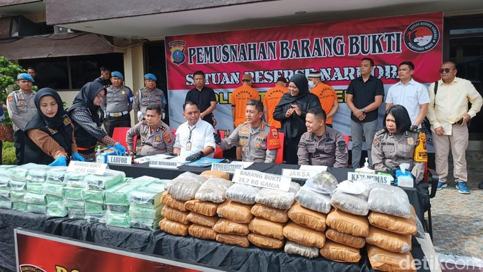 Konferensi pers pemusnahan barang bukti narkoba di Polrestabes Medan, Kamis (30/11/2023). (Goklas Wisely/detikSumut)
