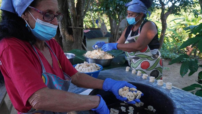 Krisis Pangan Kian Parah, Petani Kuba Bikin Tepung dari Pisang Mari Perez Corralled, 64, shows banana slices being prepared to be put to dry in a farmland in the rural outskirts of Havana, Cuba, November 22, 2023. REUTERS/Alexandre Meneghini