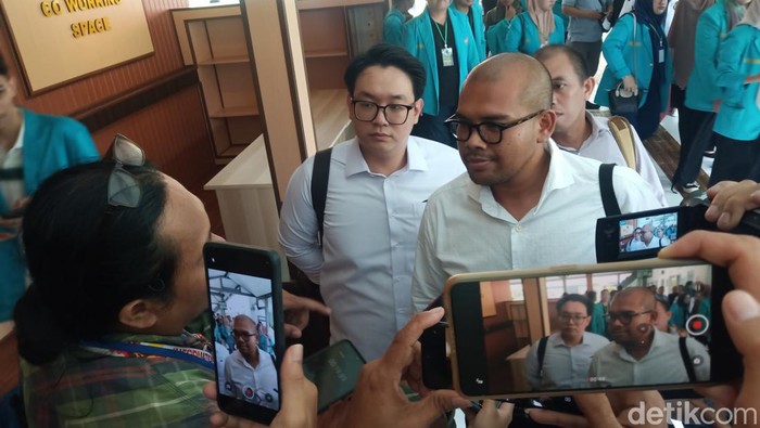 Kuasa hukum Gibran Rakabuming Raka, Faiz Kurniawan, saat ditemui awak media di PN Solo, Kamis (30/11/2023).