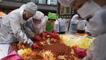 Kuil di Korea Selatan Bagi-bagi Paket Kimchi untuk Persiapan Musim Dingin